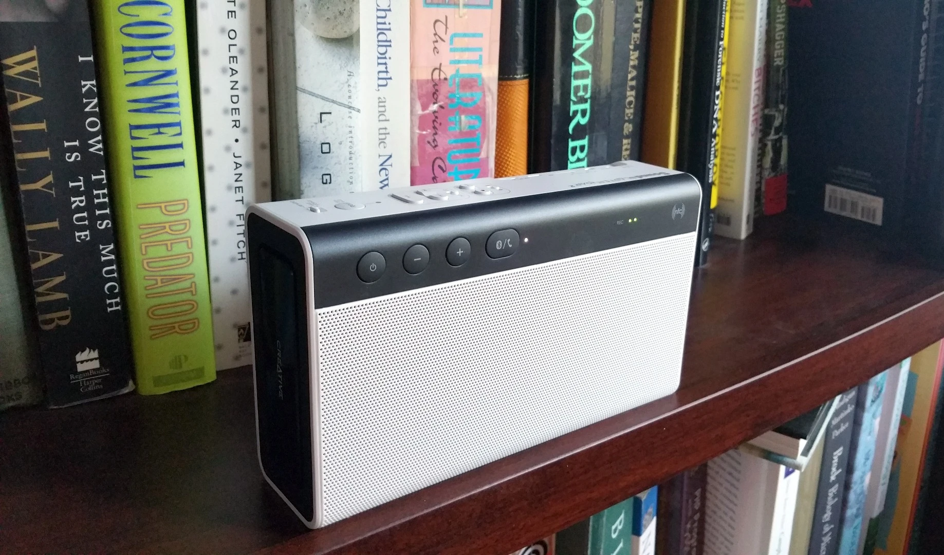 With the tweeters and woofer all facing out, the Creative Labs Sound Blaster Roar 2 speaker can effectively play while standing on its edge