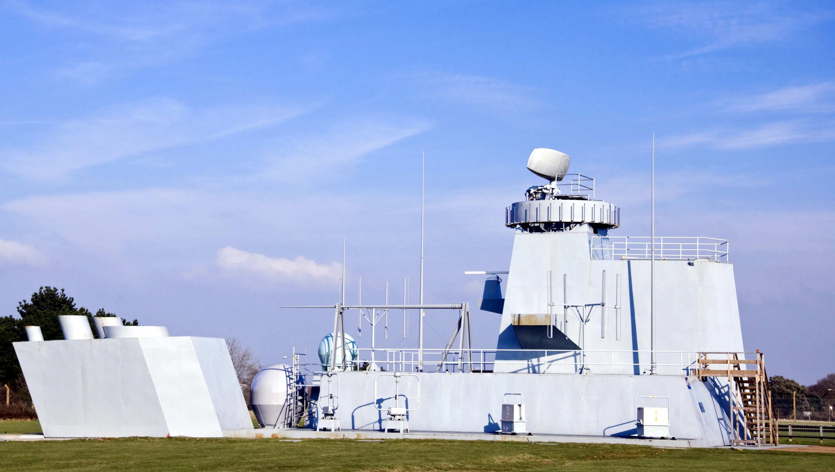 Artisan 3D Medium Range Radar Type 997 on a mockup of a Queen Elizabeth Class aircraft carrier