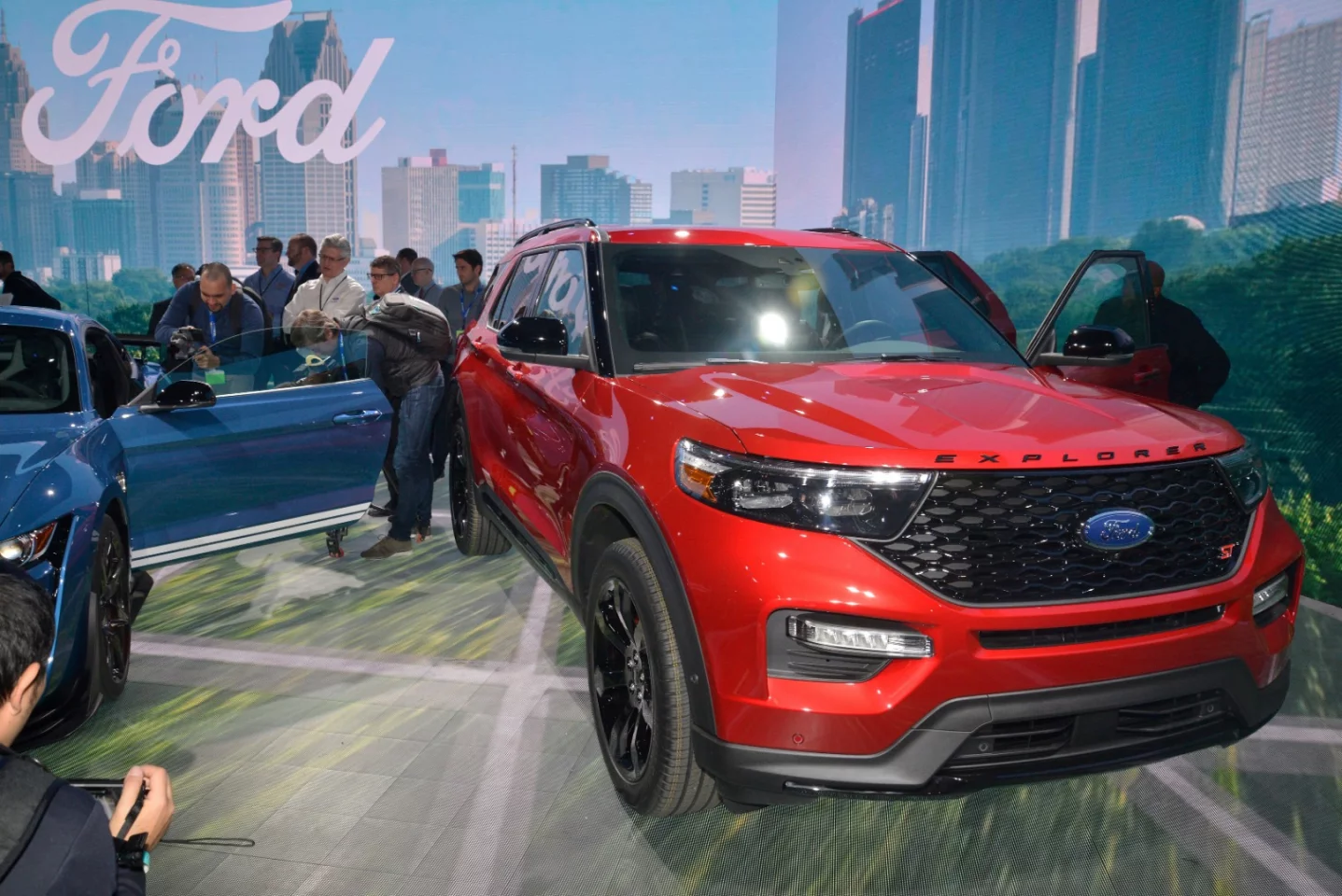 In an unveiling in Detroit, Ford showcased the 2020 Explorer crossover SUV that is completely new from the ground up