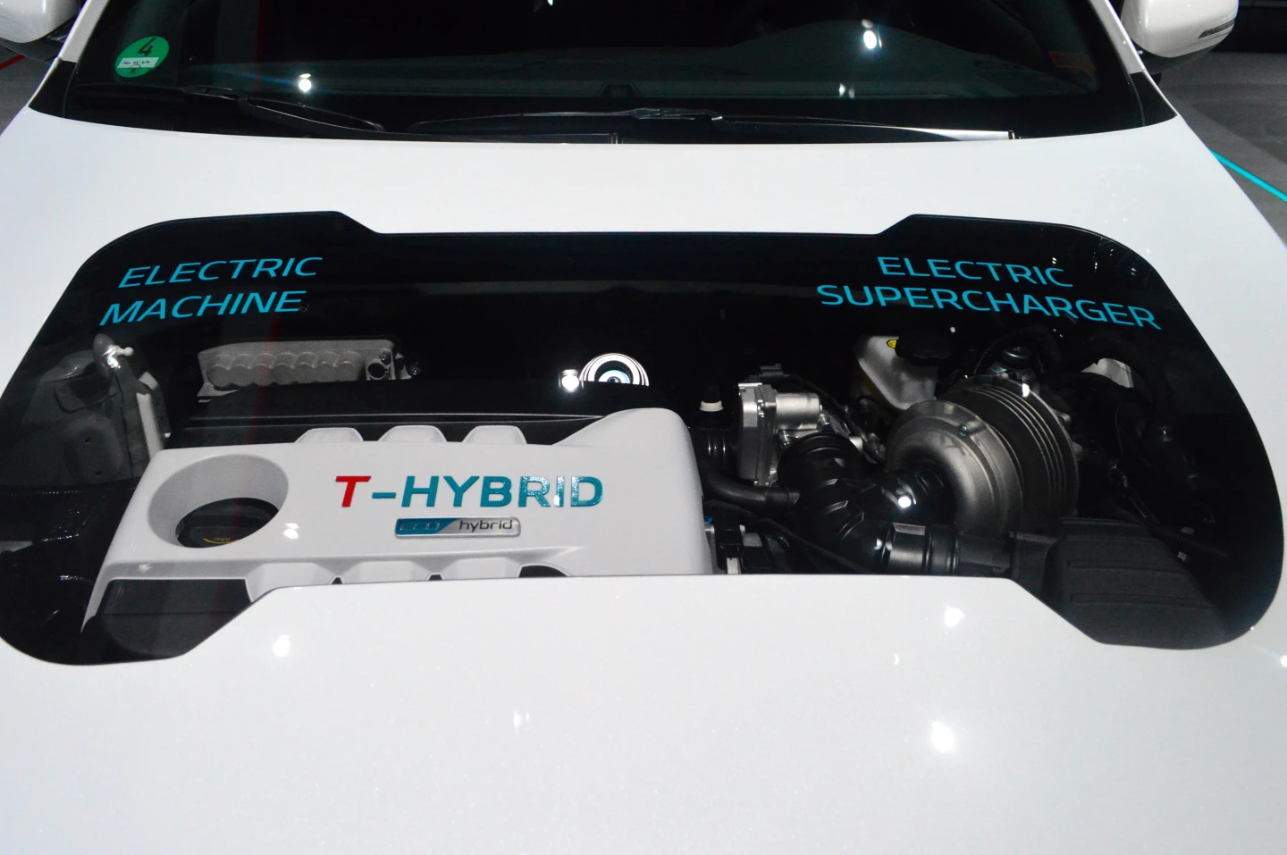 Kia highlights its powertrain with a transparent hood panel (Photo: C.C. Weiss/Gizmag)