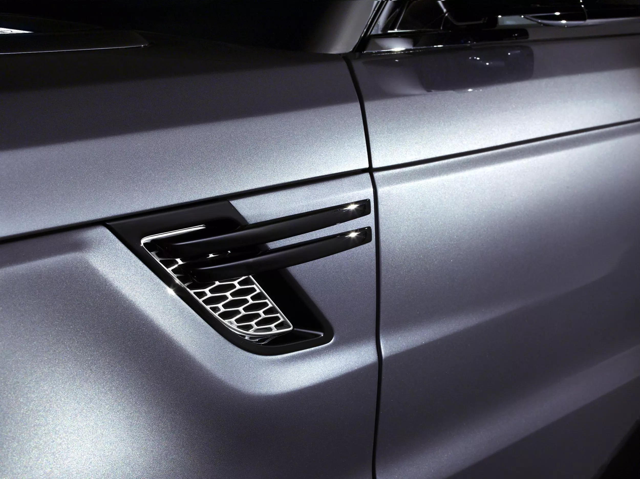 Sport's new Wade Sensing™ system provides ‘depth’ information when driving through water up to 850 mm (33.5 in) in depth. Also good for sensing Wade