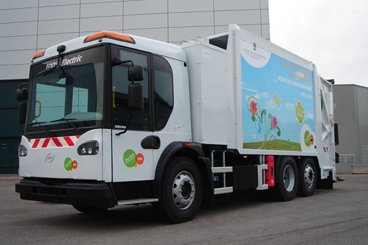 The 26-ton electric refuse truck is powered by five strings of seven interchangeable battery packs (equivalent to 250 kilowatt hours)