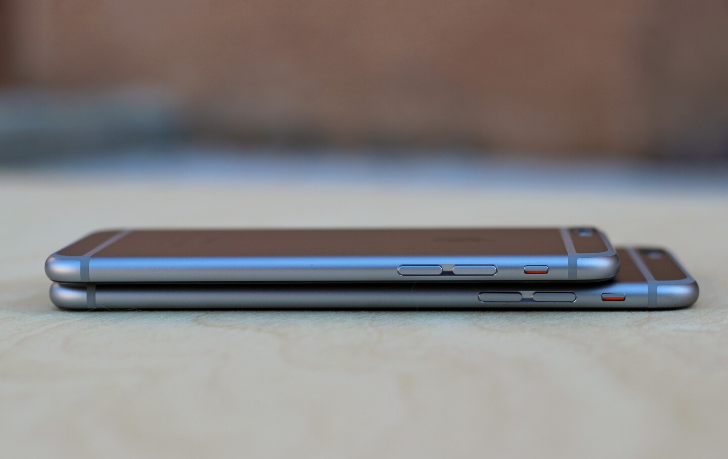 A closer look at the thicknesses of the two handsets (Photo: Will Shanklin/Gizmag.com)