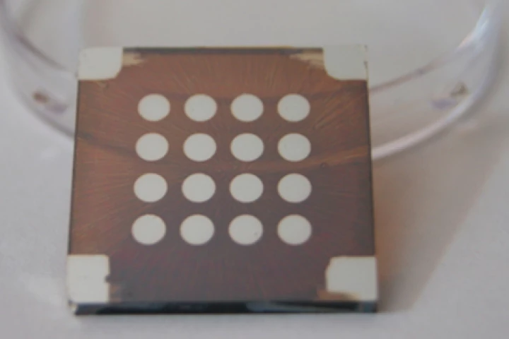 Researchers at the University of Toronto have set a new efficiency record for colloidal quantum dot solar cells