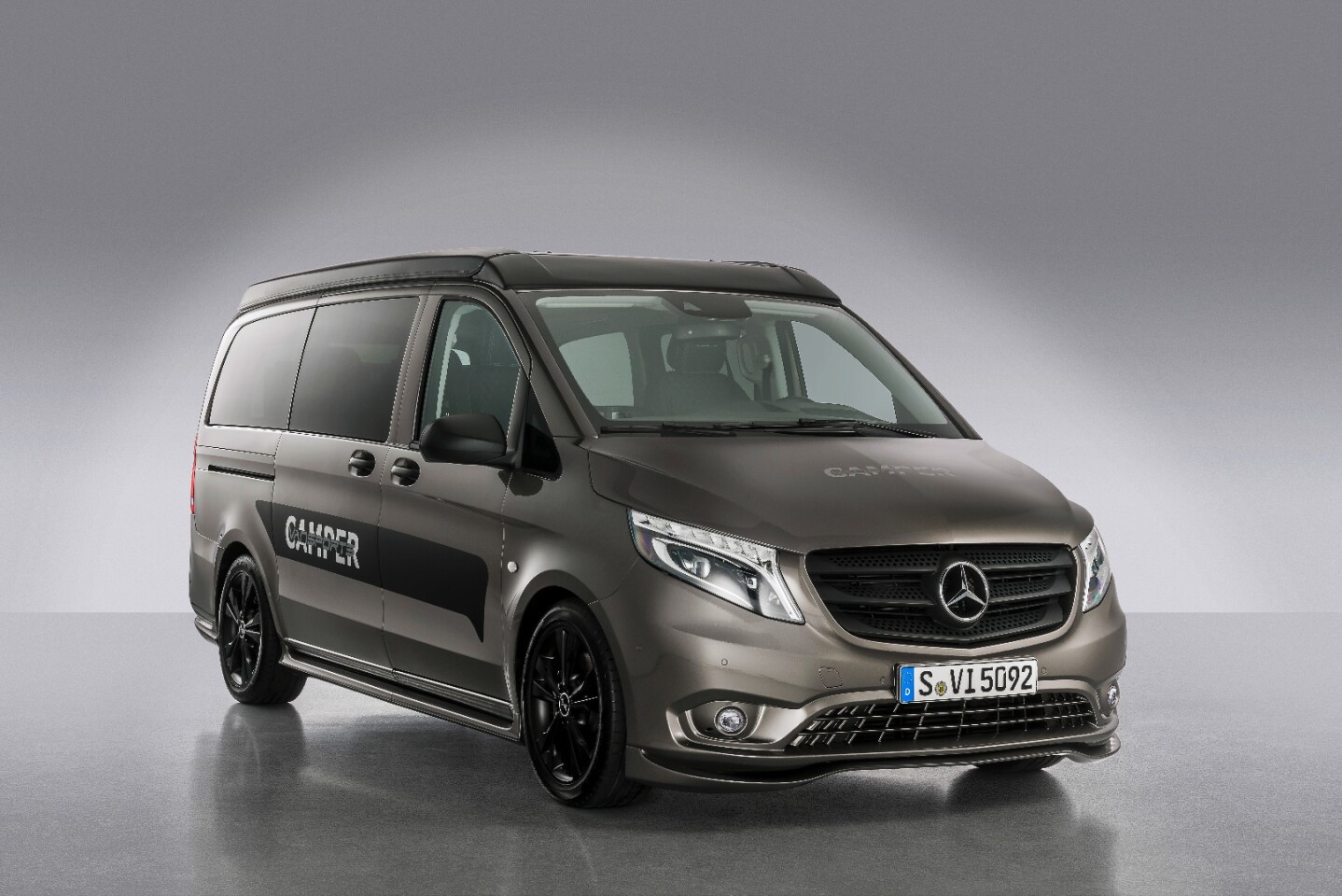 The Vansportscamper has a pop-up sleeper roof