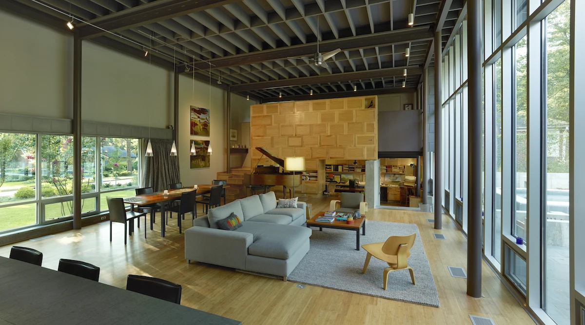 Oak Ridge House is based in Jakson, MS and was designed by Decker Architects. The home is shaped to draw the outside in and encourage the family to go outside