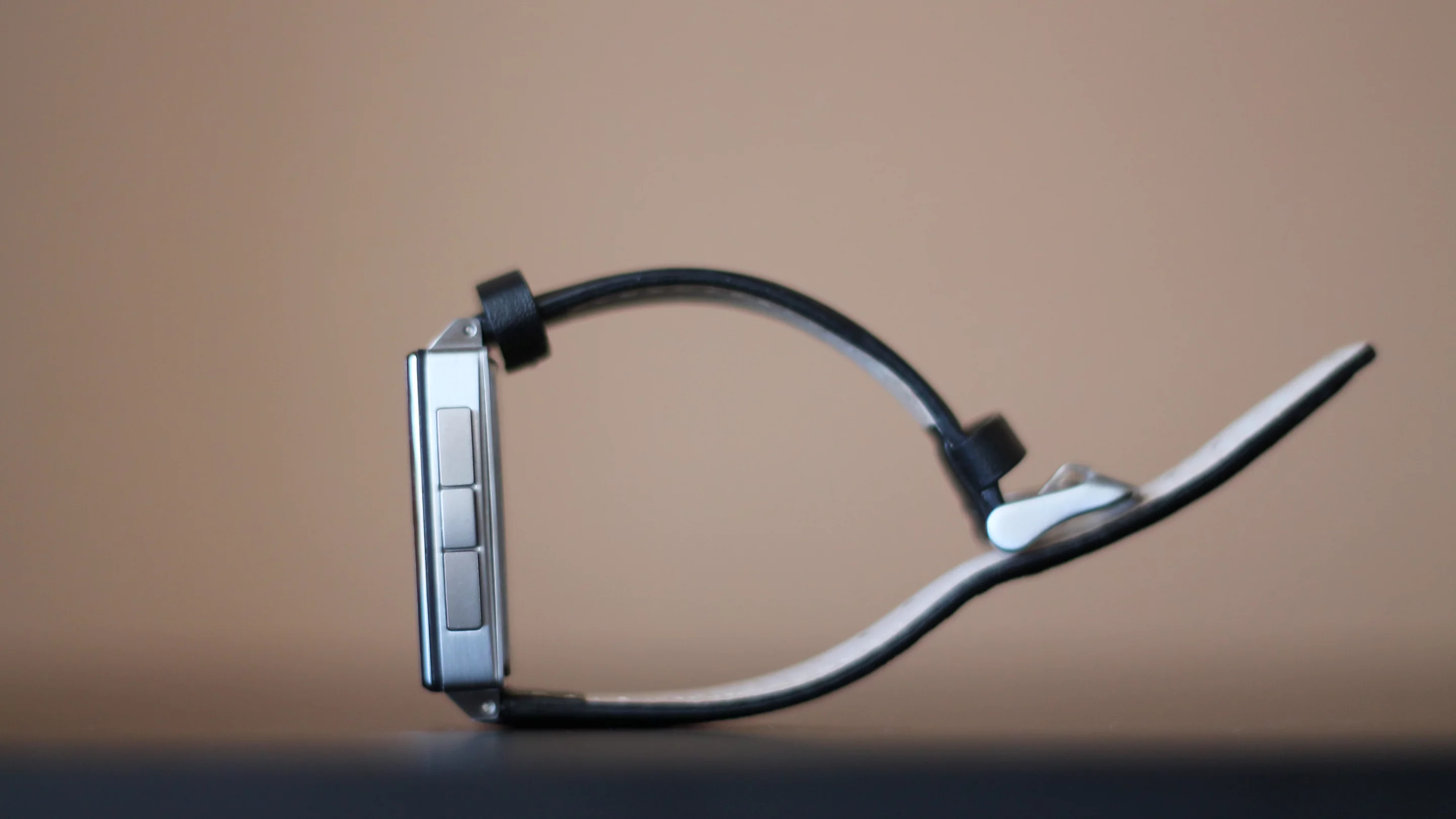 Pebble Steel's body is 10.5 mm (0.41-in) thick