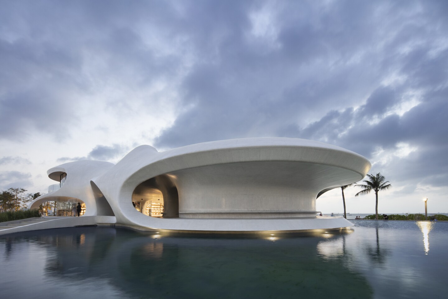 Cloudscape of Haikou's landscaping includes a decorative reflective pond