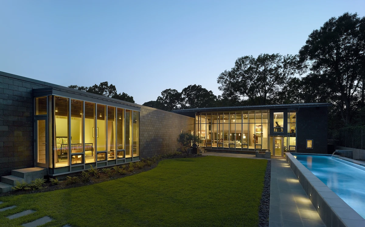 Oak Ridge House is based in Jakson, MS and was designed by Decker Architects. The home is shaped to draw the outside in and encourage the family to go outside