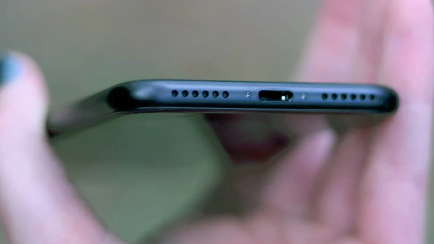 The headphone jack-free bottom of the iPhone 7