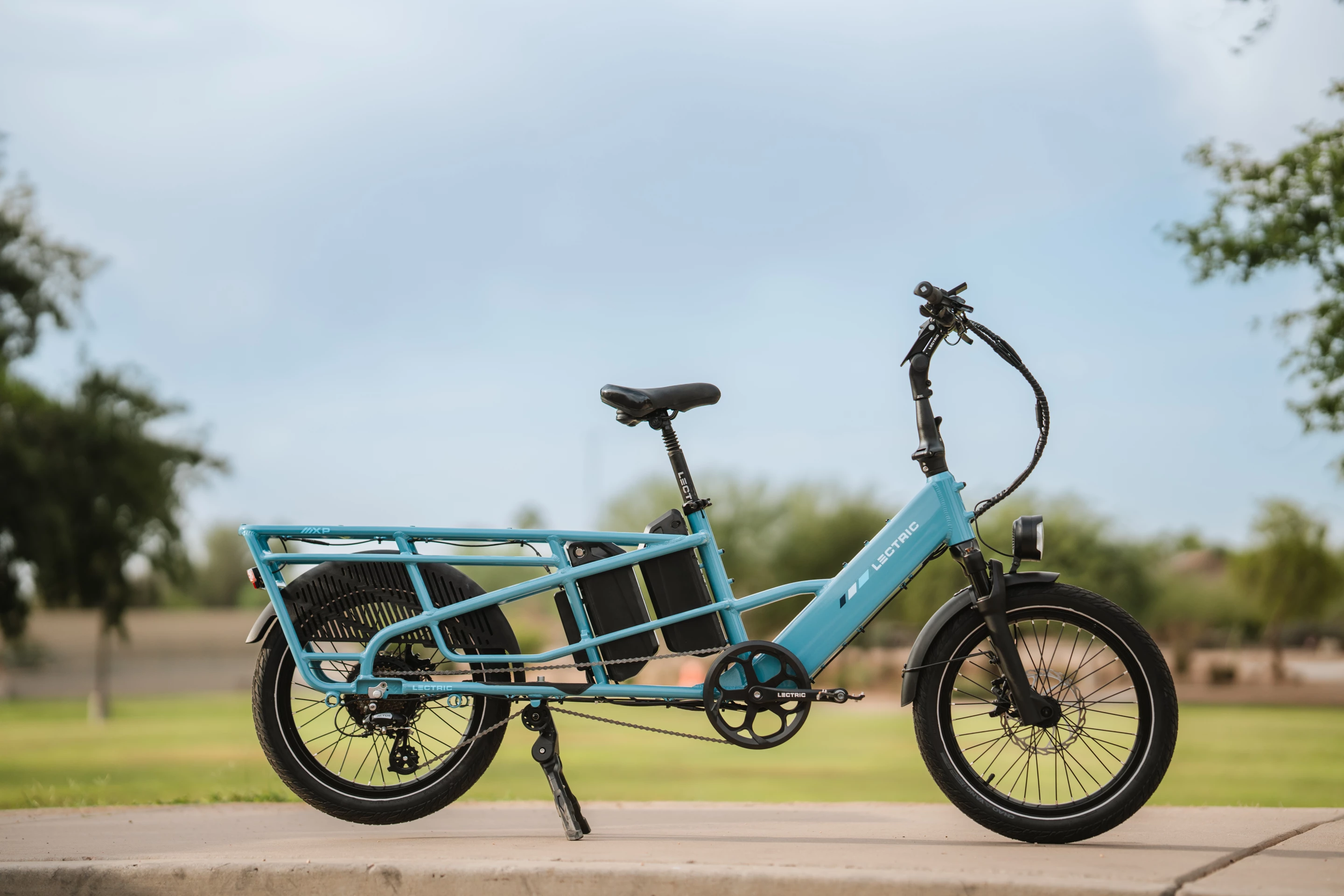The Xpedition 2.0 is available in Raindrop Blue and Stratus White