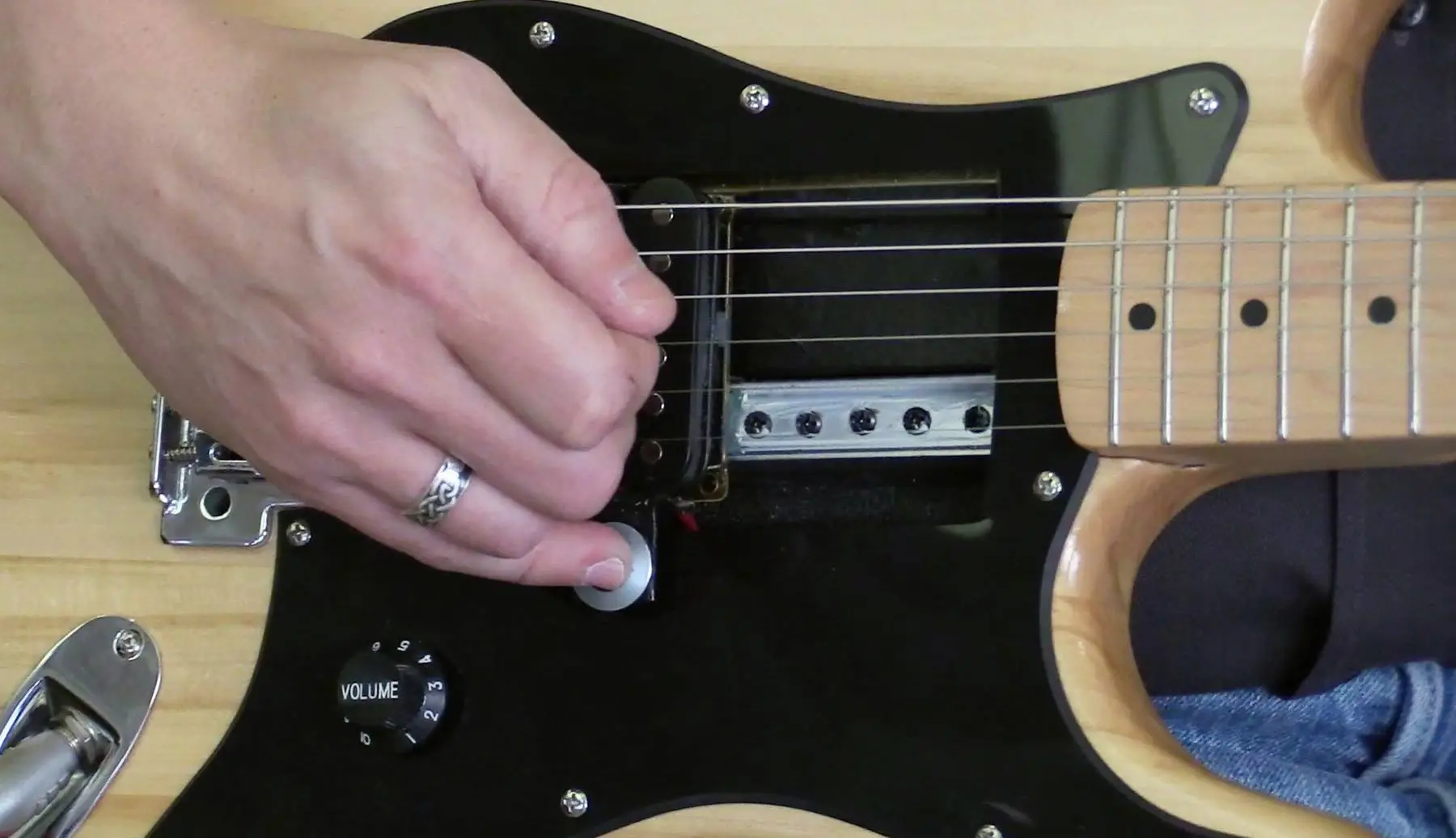 The single humbucker block can be moved back and forth along the rail with a just light touch