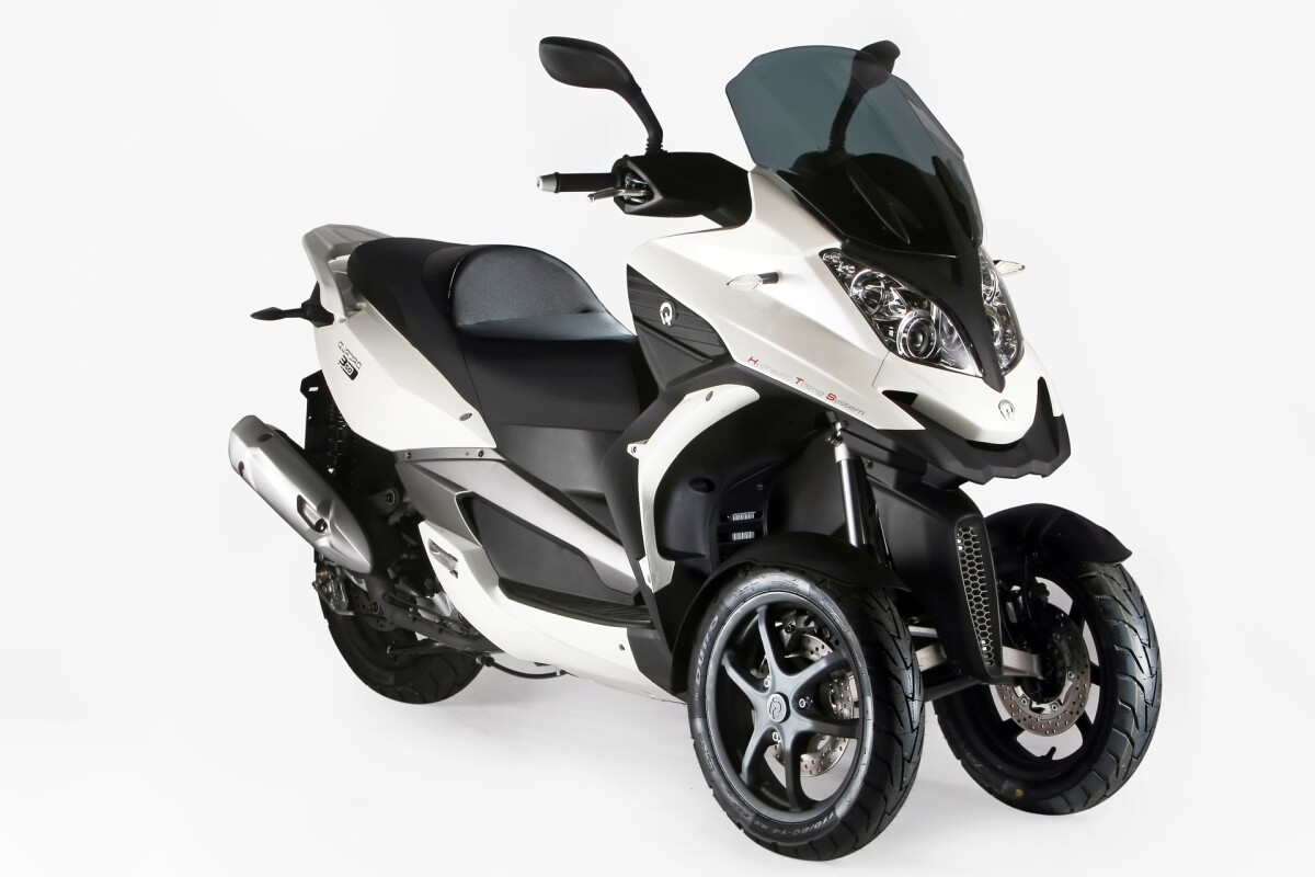 The Quadro 350D - 350cc, tilting 3-wheel scooter