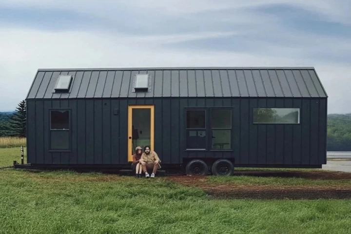 The Homesteader has a length of 34 ft (10 m) and contains one or two bedrooms