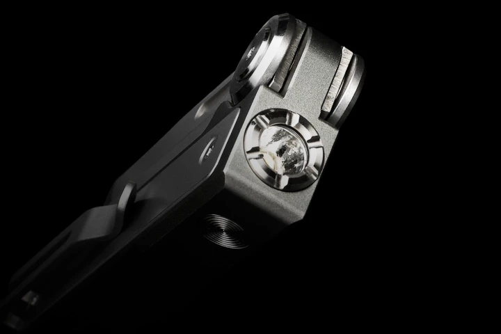 Tacray implements a flashlight in a way that's streamlined and easy to use with or without the other MT1 tools
