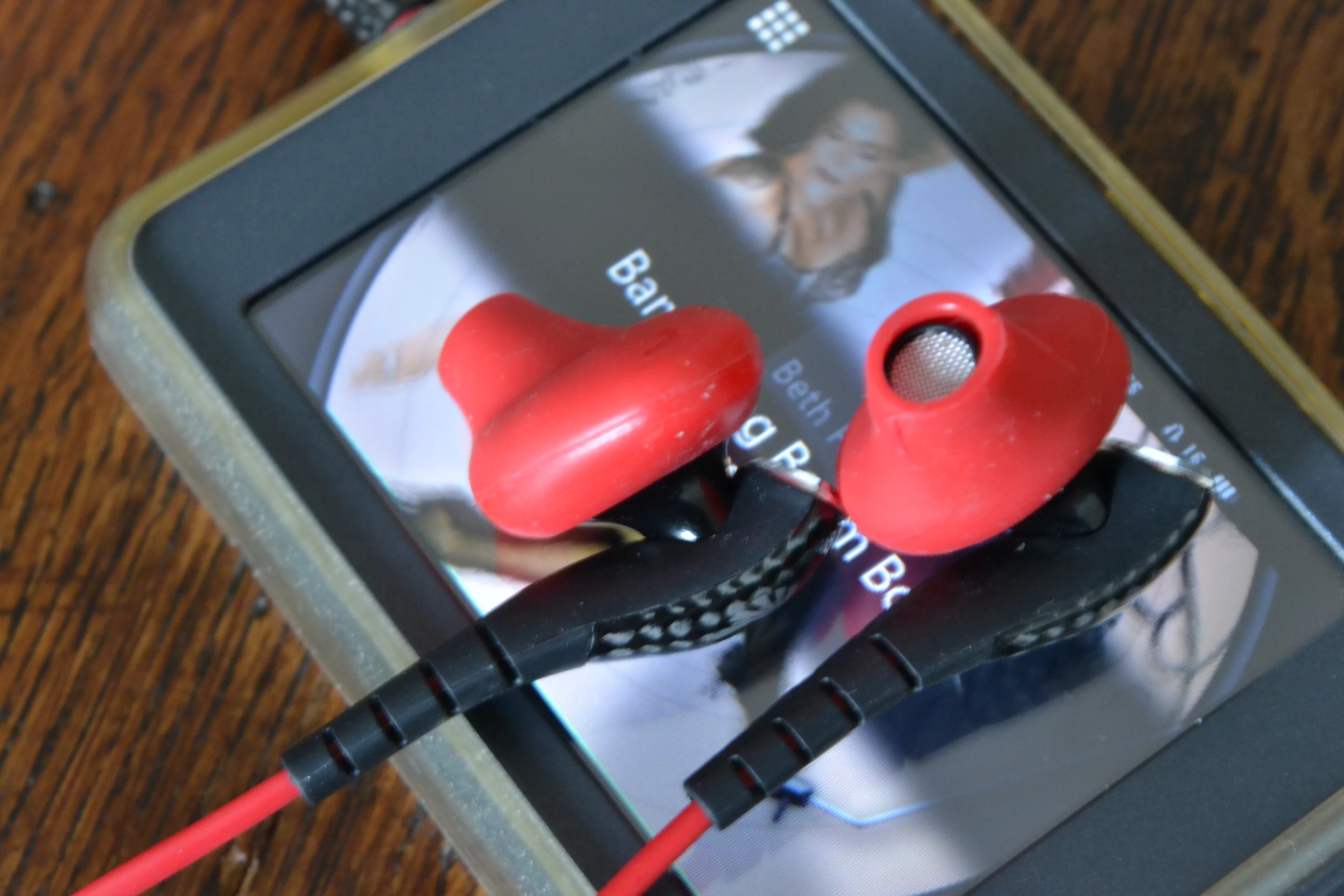The RightFit tips are ergonomically shaped for a secure, comfortable fit while exercising