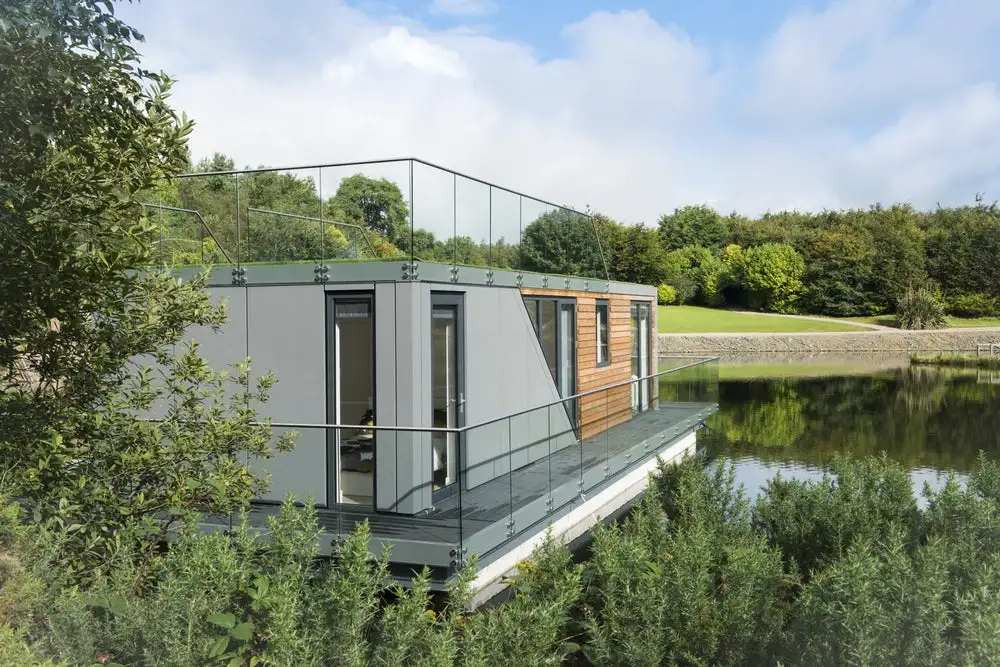 UK-based Bluefield Houseboats aims to offer the kind of living experience you'd usually expect from a nice house or apartment, but on the water
