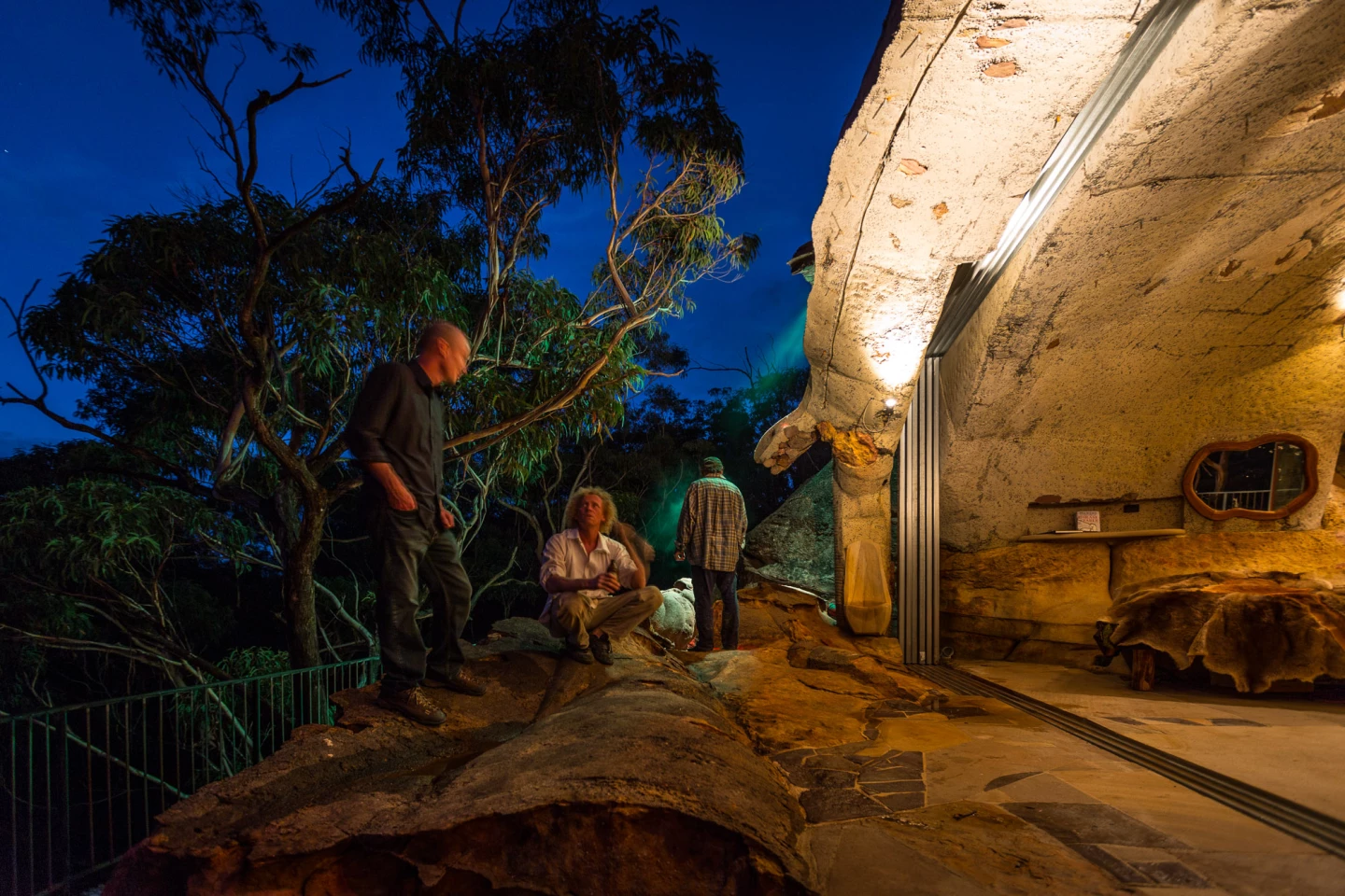 Clifftop Cave: (L to R) Noel McKeegan with Lionel Buckett and colleague Phil Tompkins (Photo: Loz Blain/Gizmag.com)