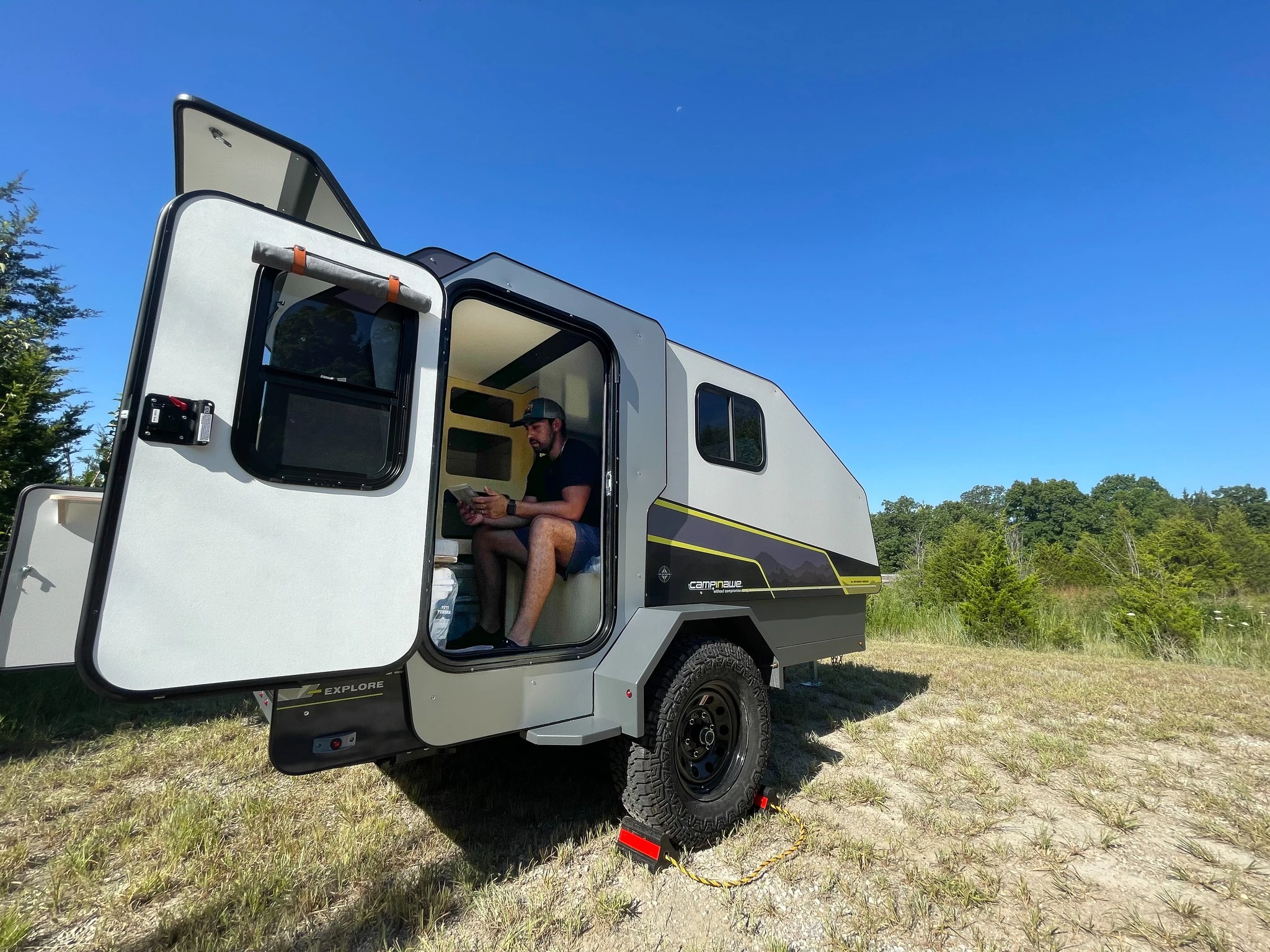 The Campinawe doesn't have a table but with the over-cooler bench seat and bed, it offers vis-a-vis seating for two