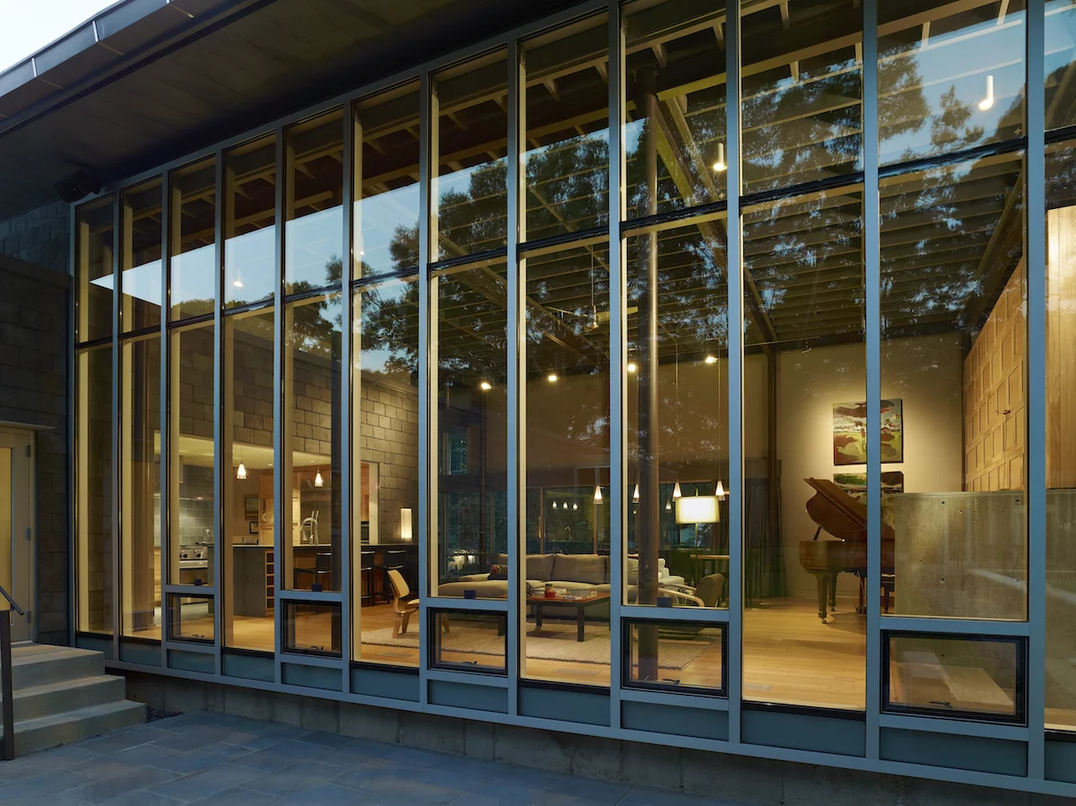 Oak Ridge House is based in Jakson, MS and was designed by Decker Architects. The home is shaped to draw the outside in and encourage the family to go outside