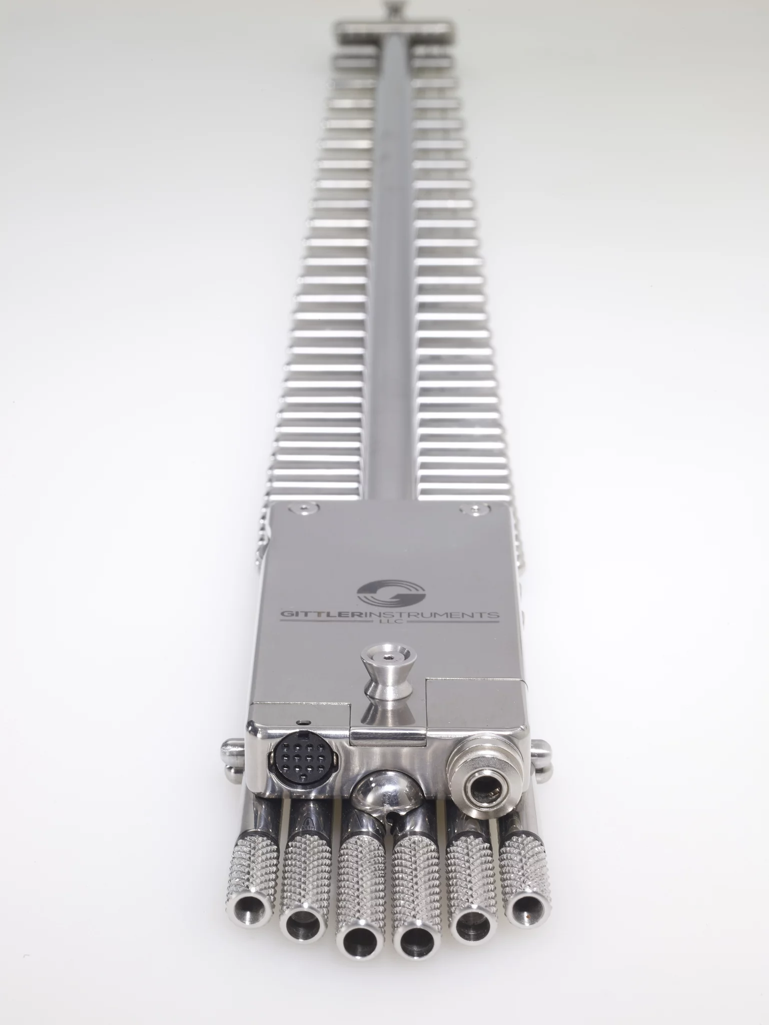 There's a small electronics box sat behind the pickups that offers both standard 6.3 mm instrument output and hexaphonic