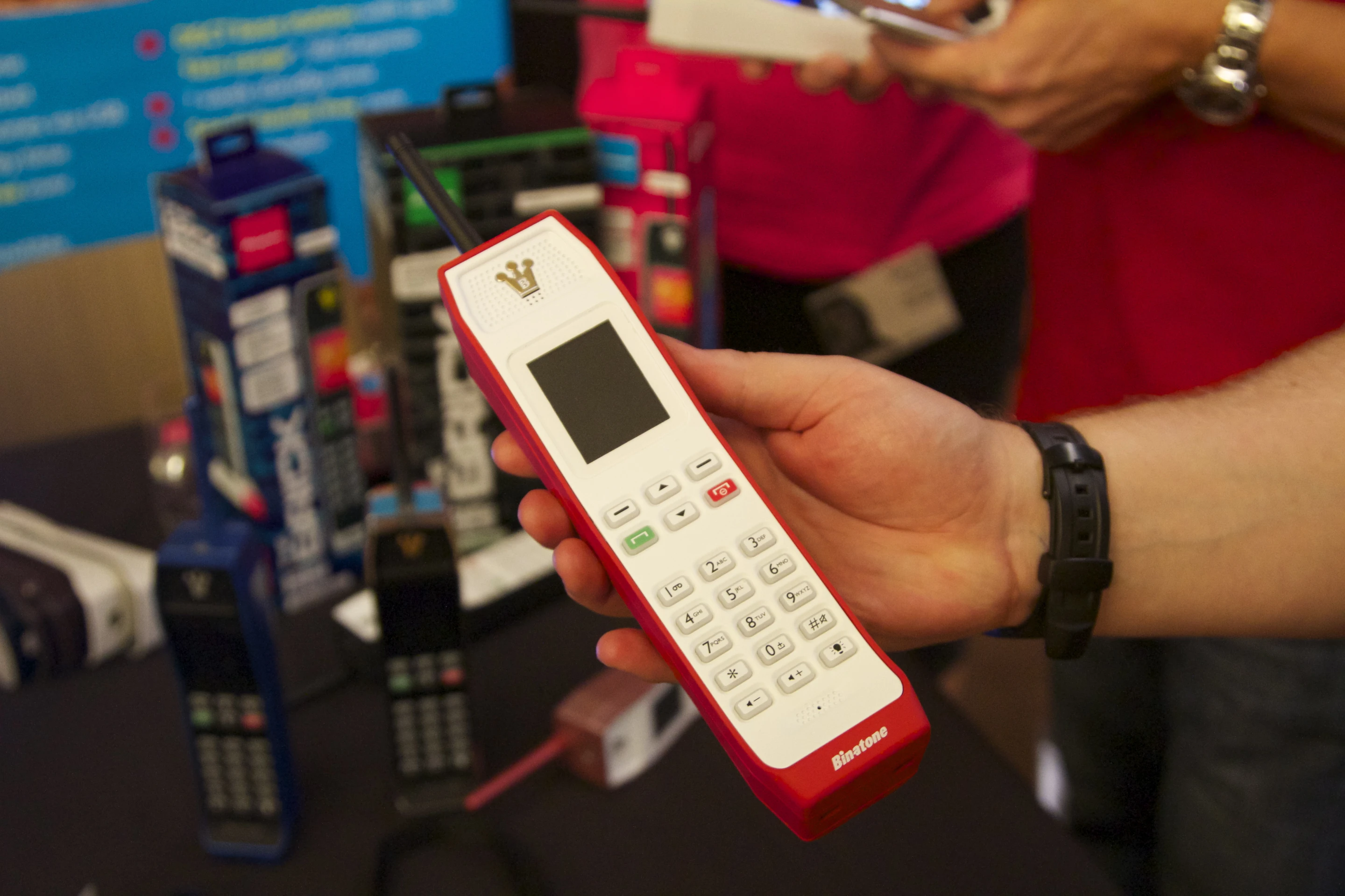 Clearly Binatone's tongue is wedged firmly in its cheek (and hoping that prospective buyers will be poised to do the same) by offering a mobile phone design similar to 1992's Motorola International 3200 (Photo: Gizmag)