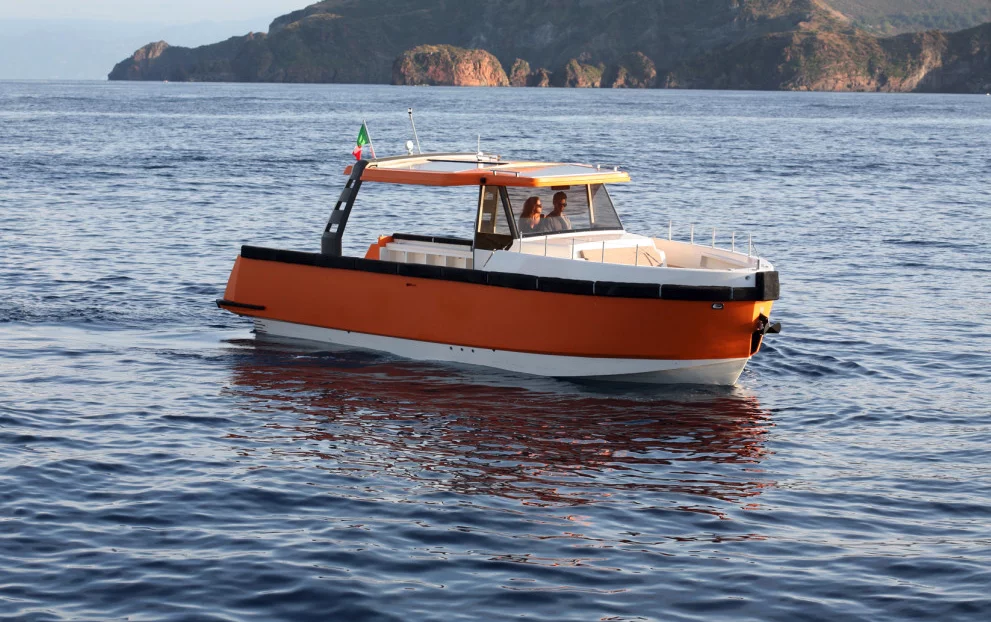 Azure Embark says that the E30 can be a pleasure boat, fishing boat, tourism boat, sport boat and diving boat