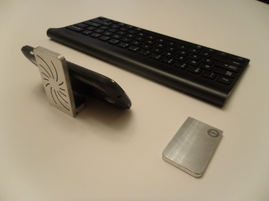 Capta can be used as a desktop smartphone stand, by simply leaning the phone against it