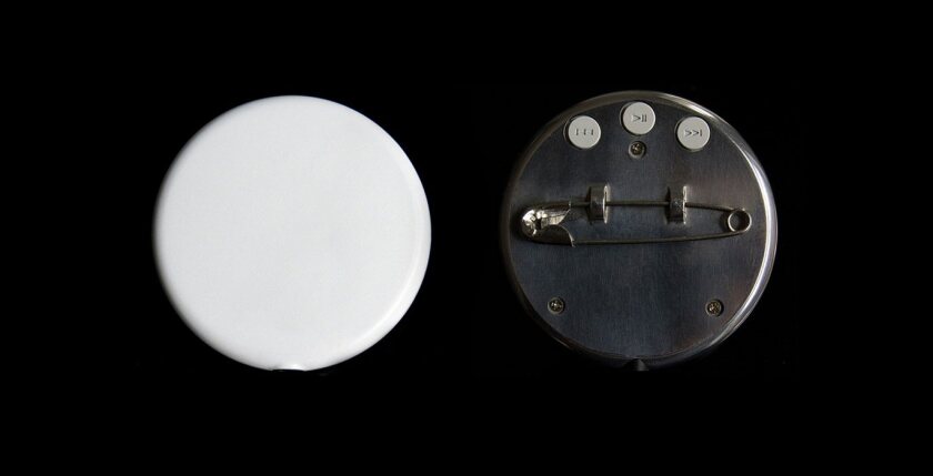 Each 1.7-inch diameter Playbutton badge will contain one album's worth of 320kbps MP3 tracks on its flash memory