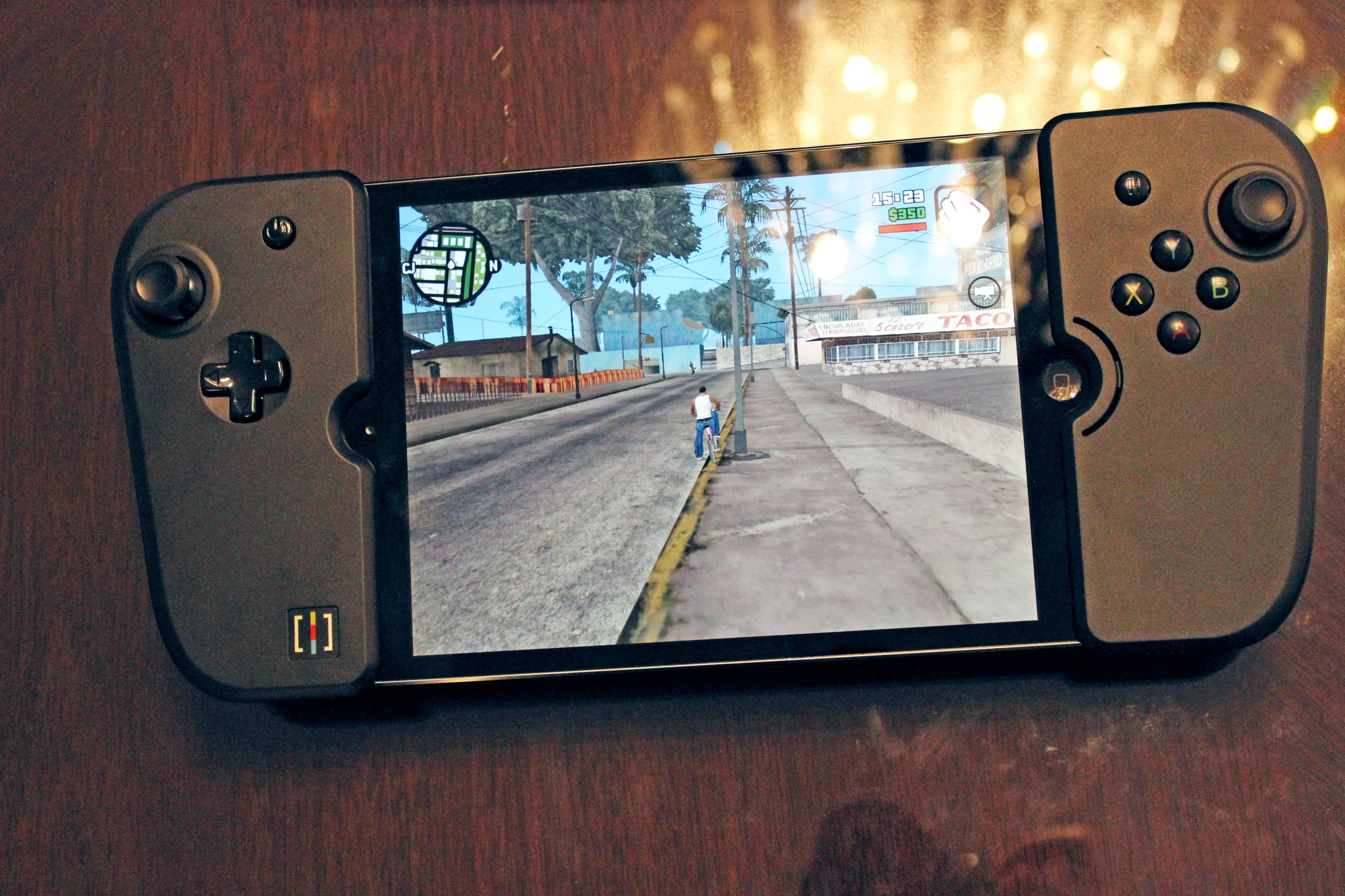 The Gamevice strapped onto an iPad mini 2 (Photo: Will Shanklin/Gizmag.com)