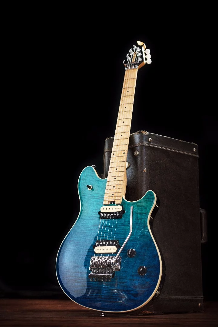 The Peavey HP2 rocks a basswood body topped with maple, a birdseye maple neck and custom humbucking pickups