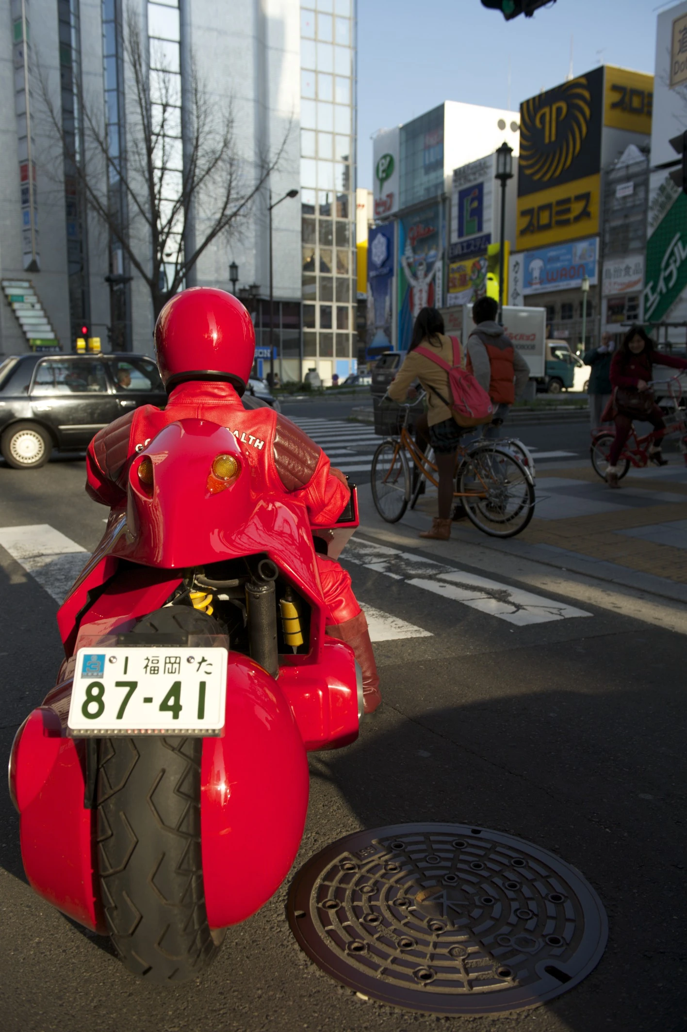 Tejima even donned a red leather outfit matching the main character's in the movie and set out on a tour of Japan