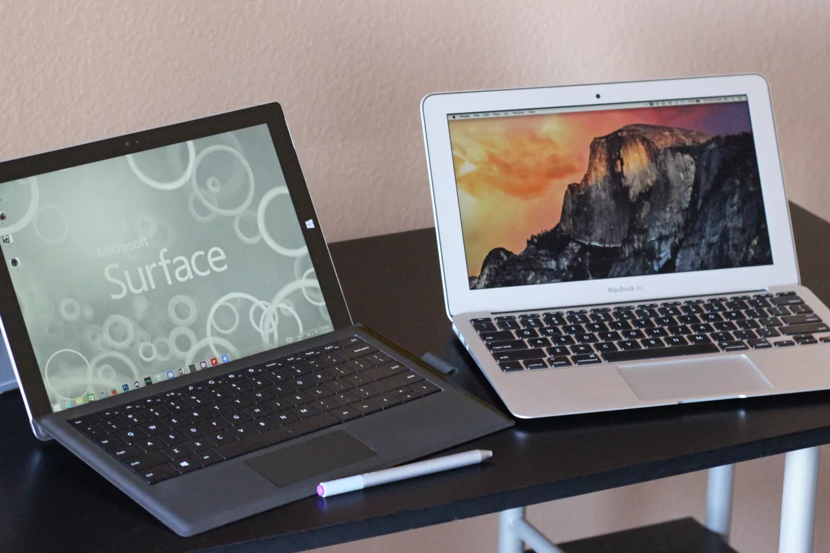 Gizmag goes hands-on to compare the Microsoft Surface Pro 3 (left) and 11-in Apple MacBook Air (Photo: Will Shanklin/Gizmag.com)