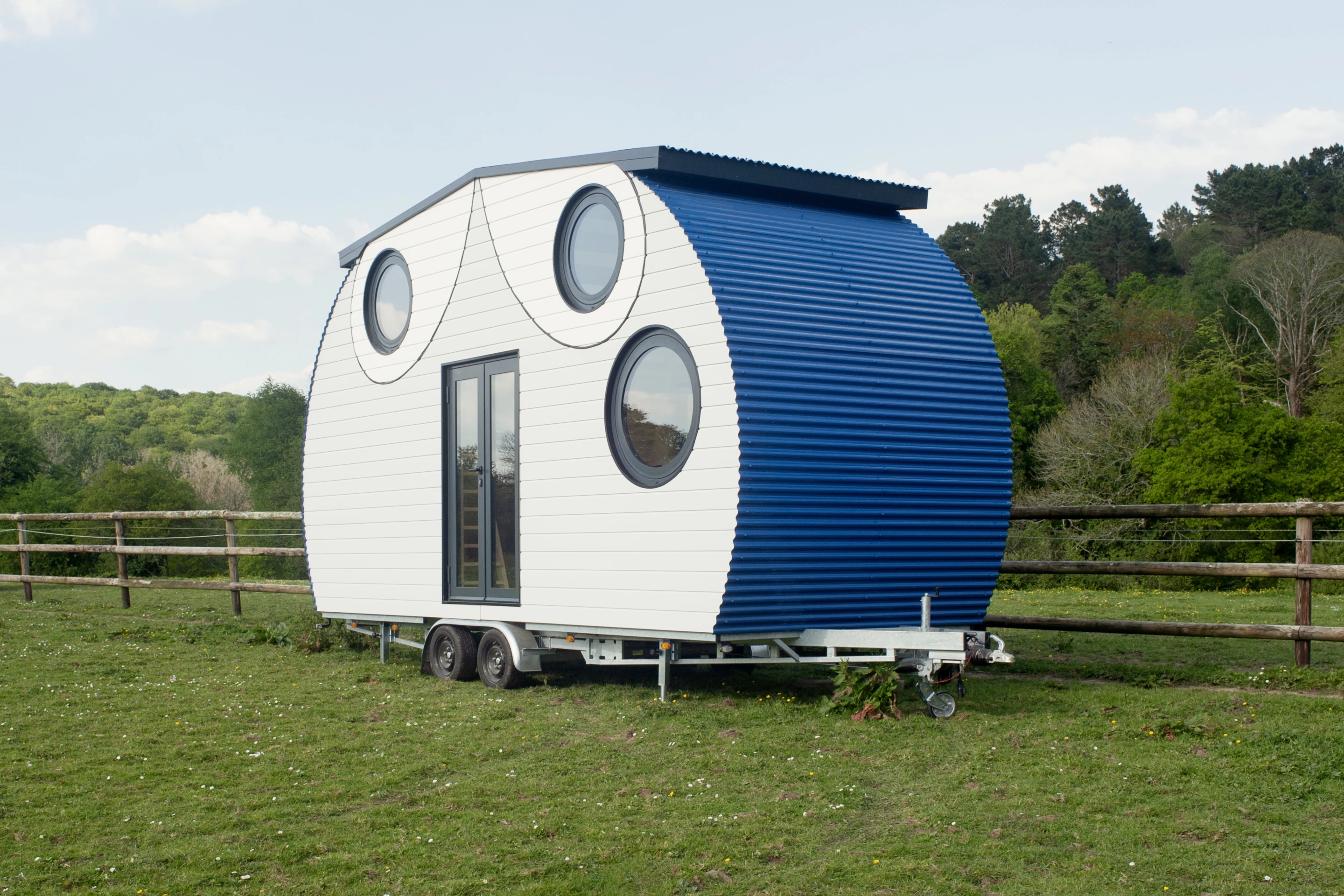 The Grand-Duc is based on a double-axle trailer and has a length of 6.6 m (21.7 ft)