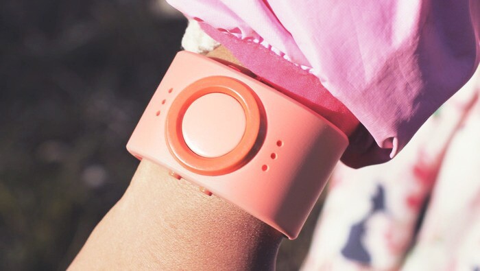 Tinitell features an oversized answer/hang-up button even the smallest fingers should be able to operate