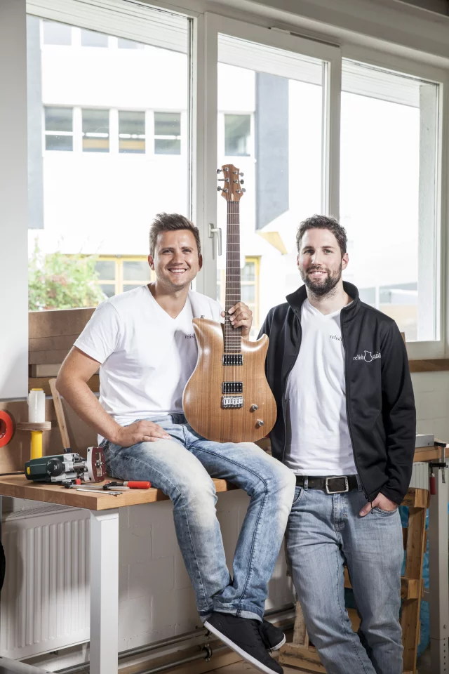 Pirmin Giger and Silvan Küng with the Jane guitar