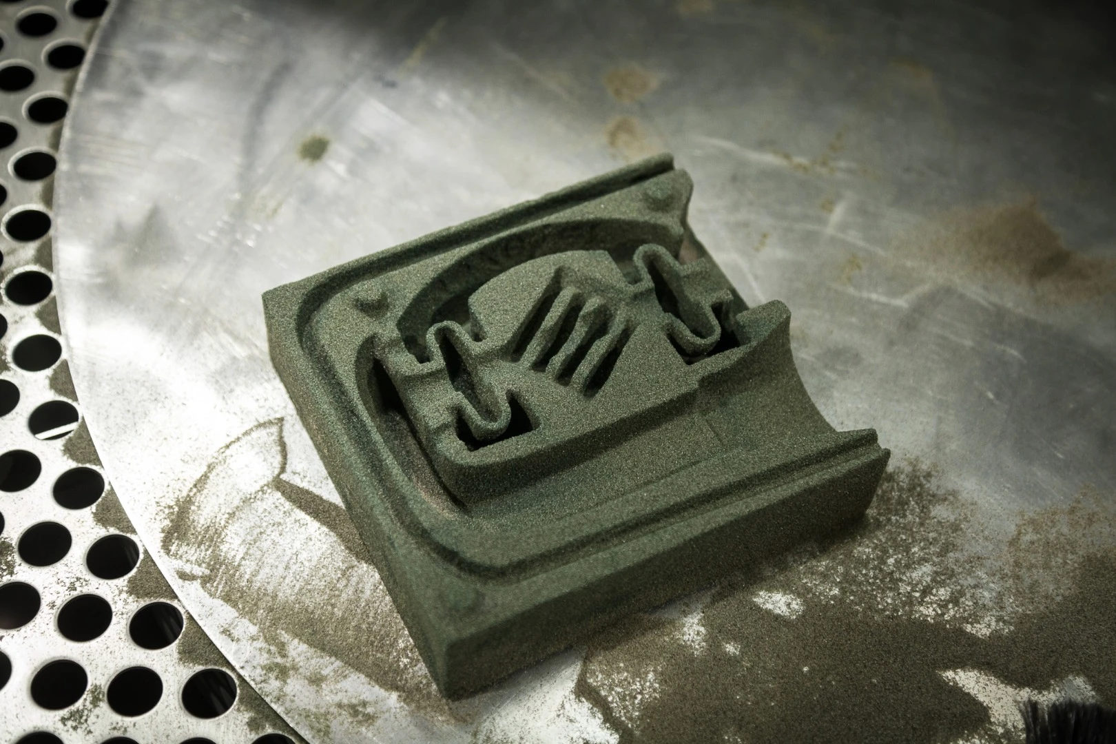 Voxeljet VX1000 sand printer - printed sand casting mold