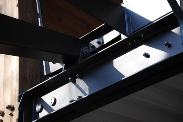 The frame system has been carefully designed to be completely hidden