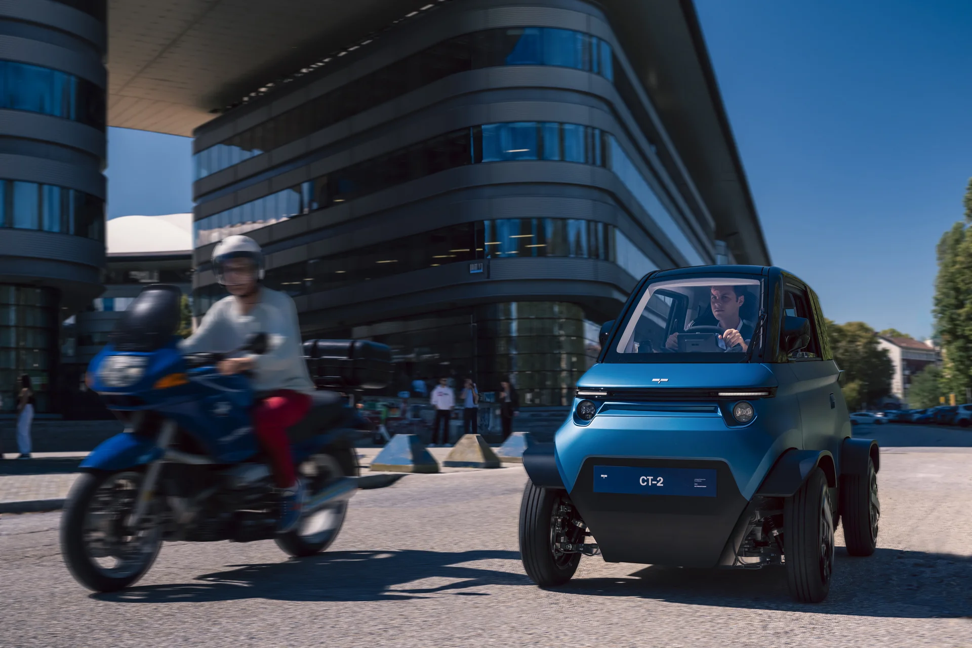 'City Transformer' microcar widens wheel track for high-speed stability
