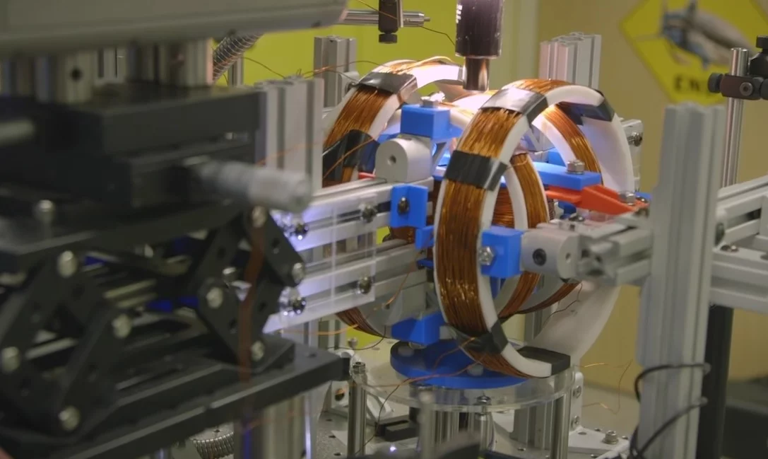 Constantly alternating electromagnetic fields drive the magnetic nanoparticle droplets around the circuit