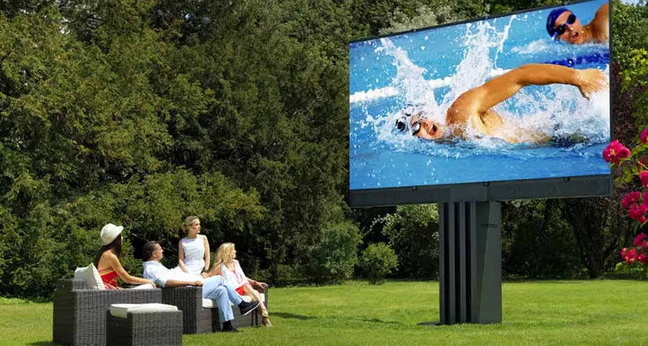 C SEED calls it 201-inch LED TV the "world's largest outdoor TV"