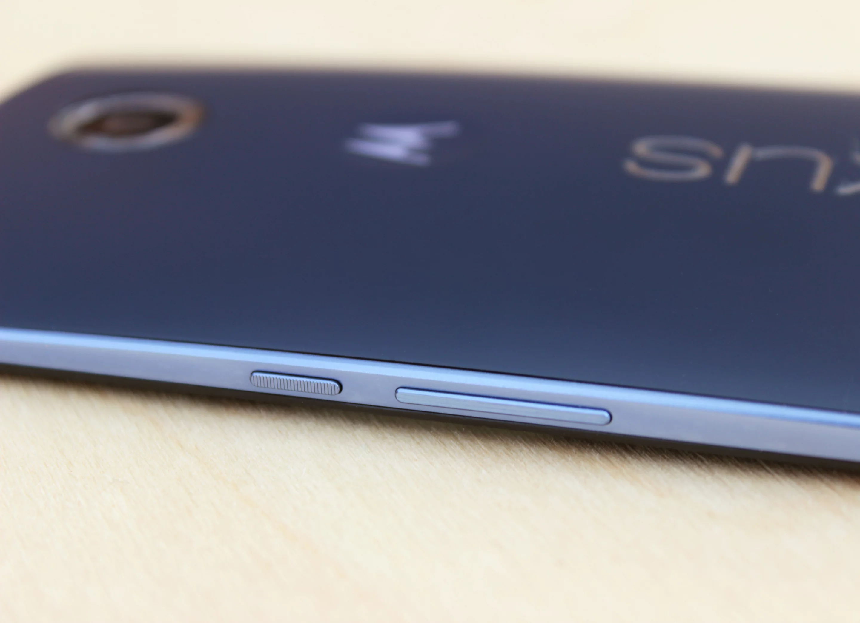 The phone's back is made of plastic, but its sides are metal (Photo: Will Shanklin/Gizmag.com)