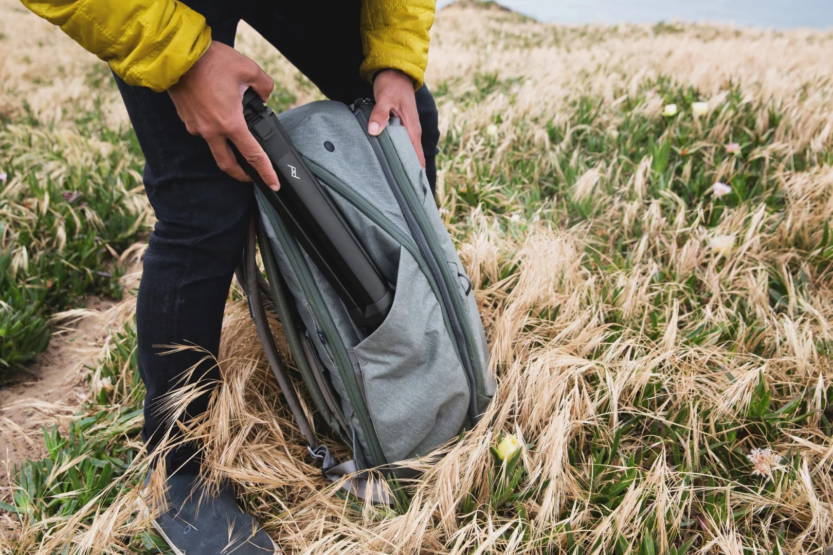The small folded diameter and protrusion-free design makes the Travel Tripod easy to store and quick to deploy
