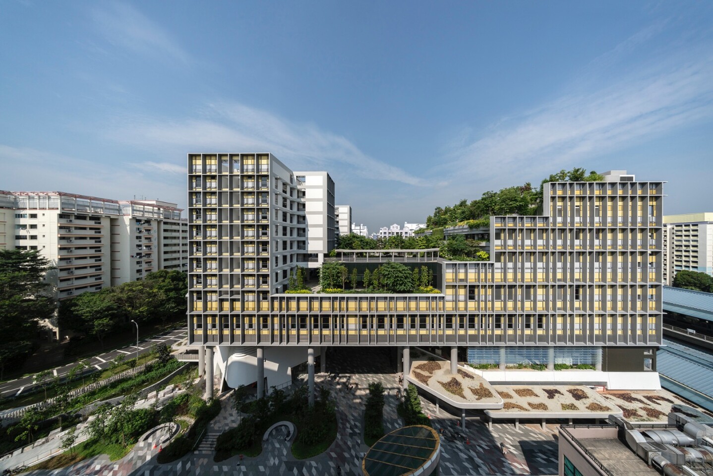 The Kampung Admiralty is located on a 0.9 hectare (2.2 acre) site that was previously a underutilized space between residential towers