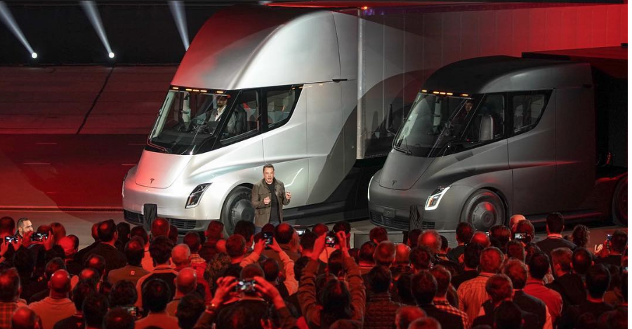 Elon Musk presents the new Tesla Semi