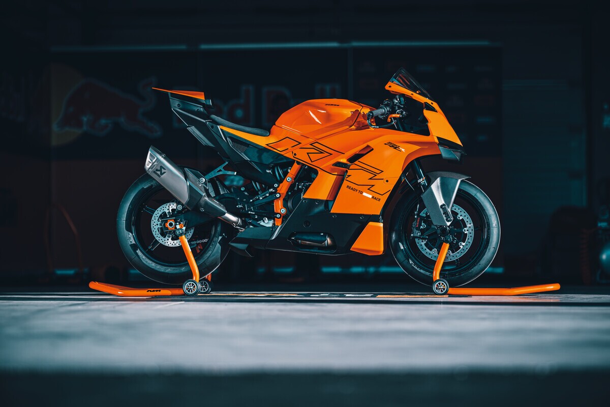 KTM roars back into the supersport scene with the 990 RC R