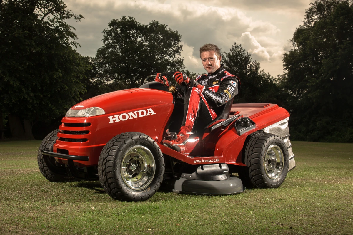Honda’s one-off HF260 Lawn Tractor is capable of reaching 60 mph (96 km/h) in 4.0 seconds