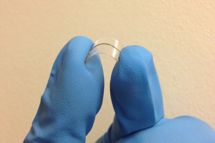 The flexible supercapacitor composed of graphene and carbon nanotubes (Photo: Dr.Dingshan Yu, Nanyung Technical University, Singapore)