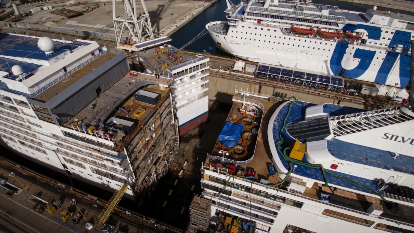 A super-precise cut right through the middle of the ship