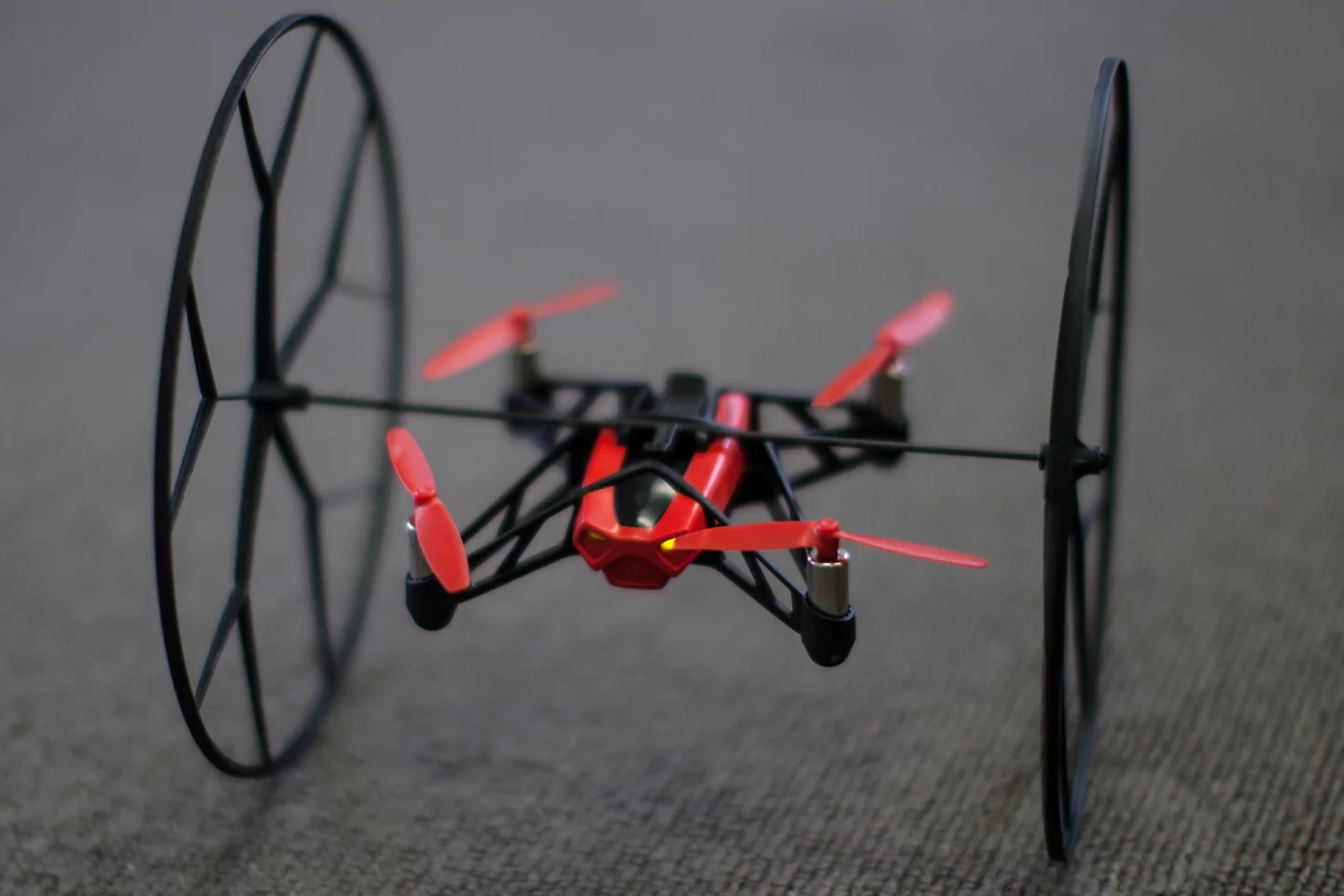 When the 90 minute charging process is complete, unplugging and setting the drone down on an even surface will see its fearsome red LED lights turn an agreeable green (Photo: Noel McKeegan/Gizmag)